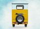 Τρίκυκλο μηχανών επιβατών βενζίνης βενζίνης με την καμπίνα οδηγών και τη στέγη σιδήρου, κίτρινες