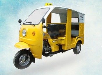 Τρίκυκλο μηχανών επιβατών βενζίνης βενζίνης με την καμπίνα οδηγών και τη στέγη σιδήρου, κίτρινες