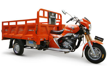 Πορτοκαλιά κινεζική τρίκυκλη μοτοσικλέτα φορτίου 3 πολυασχόλων με μεγάλο Footrest